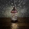 Homefurnishmall Lanterna in metallo effetto ottone stile marocchino con gancio e luce, alimentata a batteria, decorazione vintage in ferro per casa e giardino (media)