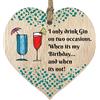 Stuff4 Targa in legno da appendere a forma di cuore con scritta I Only Drink Gin, in legno chiaro, divertente ricordo di compleanno per casa e bar, set regalo insolito con miniature