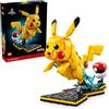 LEGO Pokémon Pikachu e Poké Ball - Kit di Modellismo per Adulti Tratto dall'Anime con Figura Snodabile ed Espositore - Decorazione Fai da Te per la Camera - Regalo per Gamer da Collezione - 72152