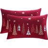 Tosleo Set di 2 federe per cuscino in velluto, 40 x 66 cm, decorazione natalizia rossa, con scritta Merry Christmas e molti alberi di Natale, decorazione invernale per divano, letto, sedia