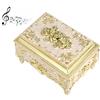 SUMTree Portagioie vintage con carillon in metallo, scatola quadrata per gioielli, colore bianco latte, con fiori dorati, per anelli, collane da donna, regalo di compleanno, matrimonio