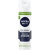 NIVEA MEN Schiuma da barba per pelli sensibili (200 ml), crema da barba arricchita con camomilla e amamamelide, cura da barba 0% alcol per uomini