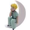 Plastoy Il Piccolo Principe Figurina Chibi Piccolo Principe seduto sulla Luna - Resina - 7 cm