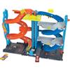 Hot Wheels City playset con pista e 1 macchinina Hot Wheels, torre 2 in 1 da modalità corsa singola a doppia, ascensore azionato manualmente incluso, HKX43
