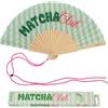 Fisura - Ventaglio Originale con Messaggio "Matcha Club". Accessorio Pieghevole in Legno Moderno e colorato con Righe Verdi. Laccetto Incluso. Idea Regalo Simpatica. Dimensioni 42,5 x 23 cm