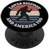 Patriotic Cryptid July 4th USA Designs Loves Bigfoot and America Too USA Retro Sasquatch segno della pace PopSockets PopGrip Adesivo
