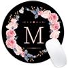 Adastrah Tappetino per mouse rotondo con lettera M, fiori neri e rosa, divertente tappetino per mouse piccolo con base in gomma antiscivolo, tappetino rotondo per mouse da 22,1 cm, per la decorazione di casa e