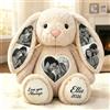 Smile lab Coniglietto Peluche Personalizzato Peluche Coniglio con 4 Foto Nascoste nelle Orecchie Regalo Personalizzato per Coppia Anniversario San Valentino Compleanno Natale 26cm / 40 cm (Stile06)