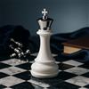 Mia Design Re Scacchi H38 cm in Resina Bianco e Argento