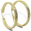 Never say Never Orecchini a cerchio medio in oro giallo 18 k con greca, tubo quadrato da 4 mm e 3,3 cm di diametro esterno, chiusura facile a click. Peso: 2.80 g di oro 18 carati.