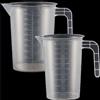 Qikaara Set di 2 misurini in plastica con manico e grammi, scala 500 ml + 1000 ml, resistente al calore, misurino di precisione per detersivi, per la cura dell'auto, scala fine per alimenti (trasparente)