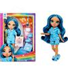 Rainbow High Junior High PJ Party - Skyler (blu) - Bambola snodata da 22 cm con morbida tutina, pantofole e accessori da gioco - Età 4-12