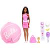 Barbie Carriere Tennista Team Rotola e Scopri, bambola dai capelli castani con 8 accessori a sorpresa a tema tennis, confezione a forma di pallina da tennis, JMY56