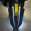 labelbike - Adesivo 3D Moto Parafango versione alternativa alta Protezione e Decorazione in Resina compatibile con Husqvarna Norden 901 Expedition 2023 - Colore Bianco Blu Giallo