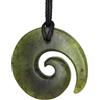 Ina & Co Collana in 100% giada neozelandese per uomini e donne, ciondolo Maori intagliato a mano con cordino regolabile nero, collana in pietra verde Pounamu, design Koru nefrite 1,3 pollici (32 mm)