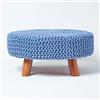 Homescapes - Grande pouf intrecciato in maglia e piedi in legno, blu