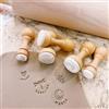 MONAMI - Timbro personalizzato per ceramica, saponi, argilla. Diversi modelli tra cui scegliere. Manico in legno e dimensioni a scelta tra 2 cm e 3 cm di diametro. Prodotto artigianale realizzato in