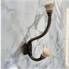 Knobs By Blossom Ganci in ottone anticato con pomello in ceramica (grande crema)