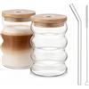 ASOPFYUM Latte Macchiato, set da 2 bicchieri con cannuccia in vetro, bicchieri ondulati, 480 ml, cannuccia in vetro e coperchio in bambù, moderni bicchieri per acqua, caffè freddo, succhi di frutta, cappuccino