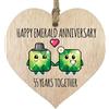 Stuff4 Targa per il 55° anniversario di matrimonio, regalo per marito moglie - 55 anni insieme - cuore in legno con scritta Happy Emerald Anniversary, per donne e uomini, partner, cartello in legno chiaro