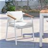 DEGHI Sedia da esterno in alluminio bianco con braccioli in legno teak e cuscini - Nordes
