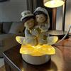 Doni Bomboniere Matrimonio 1 pz Lamapada LED con Fiore in Cristallo e Stauina Sposini Abbracciati Luce RIflessa su Petali Idee Regalo Anniversario Nozze 25 50 Anni Complete Originali Economiche