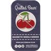 The Quilted Bear Needle Minder - Magnete per tenere gli aghi da cucito e da ricamo, aghi per punto croce al sicuro durante la cucitura di articoli per punto croce e forniture per ricamo (ciliegia)