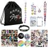 Vuecer Set Regalo di Accessori Stray Kids: Set Regalo per i Fan Degli con 1 Borsa Sportiva SKZ 1 Portachiavi 1 Cordino 1 Braccialetto, 55 Cartoline Fotografiche, 1 Collana, 4 Spille e 50 Adesivi (Set)