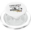 Workday Whimsy Attualmente fingendo di lavorare Funny Goose PopSockets PopGrip per MagSafe