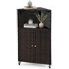 LIFEZEAL Mobile Cucina Salvaspazio in Rattan PE, Credenza Cucina ad Angolo Triangolare con Ruote, 2 Ante e Scomparto Aperto, per Patio, Soggiorno, Balcone, Giardino, 65 x 47 x 111 cm