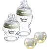 Tommee Tippee TT Confezione Regalo Natural Start in vetro per neonati, 150 ml e 250 ml, biberon anti-colica con tettarella a flusso lento e Super Lento, e 2x ciuccio Ultimate Fit 0-6 mesi, autosterilizzante