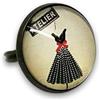 So Sweet Anello con illustrazione in bronzo, isieme « il laboratorio di cucito », macchina da cucire, vestito, sarta, moda, beige, nero, rosso (ref.26).