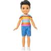 Barbie - Chelsea Club Koji, mini bambolotto da 15cm con capelli castani e accessori, scarpe, shorts e camicia a righe, giocattolo per bambini, 3+ anni, JJB36