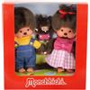 Sekiguchi 254870 - Set Originale Monchhichi: Bambina con Vestito e Fiocco, Bambino con Salopette e Bebè con Pannolino, Alto Circa 20 cm in Peluche Marrone