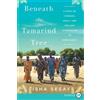 Isha Sesay Beneath the Tamarind Tree: A Story of Courage, Family, an (Tascabile)