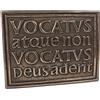 WILDGOOSE Targa celtica in bronzo con scritta in lingua inglese Vocatus Atque Non Vocatus Deus Aderit, 22,9 x 15,2 x 15,2 x 1,5 cm, in resina, decorazione da parete