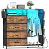 Trironsun Comò con 5 cassetti, appendiabiti, illuminazione LED e stazione di ricarica - Armadio con tasche laterali e piano in legno per camera da letto, corridoio o cameretta dei bambini (Marrone