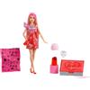 Barbie Party Surprise rossa brillante, bambola serie Festa Glamour con 10 accessori a sorpresa ed effetto cambia colore inclusi, giocattolo per bambini, 3+ anni, JFY68