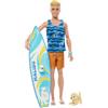 Barbie - Set Ken biondo con tavola da surf e cagnolino, include una bambola con costume sportivo, infradito a tema e tanti accessori da spiaggia, giocattolo per bambini, 3+ anni, HPT50