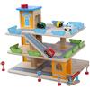 Leomark garage in legno per bambini 44cm x 36cm x 40cm (LxPxA), multipiano parcheggio con ascensore e autos, giocattolo per la casa e la scuola materna con 4 veicoli colorati