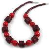 Avalaya Collana grossa con bottoni e perline in legno rosso ciliegia/bordeaux, lunghezza 60 cm