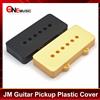 GETMUSIC 2 Pezzi Copertura Pickup per Chitarra Jazzmaster, Spaziatura Poli 10.23mm, in Plastica Nera/Crema/Bianca