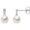 COMETE GIOIELLI Orecchini da donna di Comete in oro bianco 750‰, diamanti bianchi, colore G, perle coltivate. Gioiello della collezione Perle acquadolce evergreen. La referenza è: ORP 759.