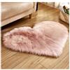 SHTGOI Tappeto in pelliccia a forma di cuore, morbido, a pelo lungo, in pelle di pecora, cuscino in finta pelliccia, per soggiorno, divano, camera da letto, pavimento, 50 x 60 cm, rosa chiaro