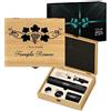 Maverton Stappa Bottiglie Elettrico - Set Accessori Vino + Cavatappi Birra - da 6 Pezzi - Personalizzato a Stampa - Scatola in Legno di Bambù - 27x22x7 cm - per le Coppie - regalo di Natale - Grappolo