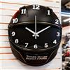 OOEREWGF Orologio da parete personalizzato a forma di casco, regalo per gli amanti delle moto, stampa piatta 2D con nome del motociclista personalizzato, orologio da parete a forma di casco da moto