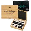 Maverton Stappa Bottiglie Elettrico, Set Accessori Vino + Cavatappi Birra | Da 6 Pezzi, Personalizzato a Stampa, Scatola in Legno di Bambù, 27x22x7 cm, regalo di Natale, per le Coppie (Calici)