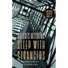 Dolores Hitchens Steph Cha Sleep with Strangers (Tascabile)