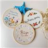 MFCHICIFY Cerchio in legno ricamato personalizzato, striscione con nome, decorazione floreale con nome, decorazione per anniversario, supporto per anelli, baby shower, addio al nubilato, decorazione per