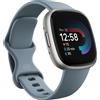 Fitbit Versa 4 Smartwatch per il fitness con abbonamento Google Health Premiu...